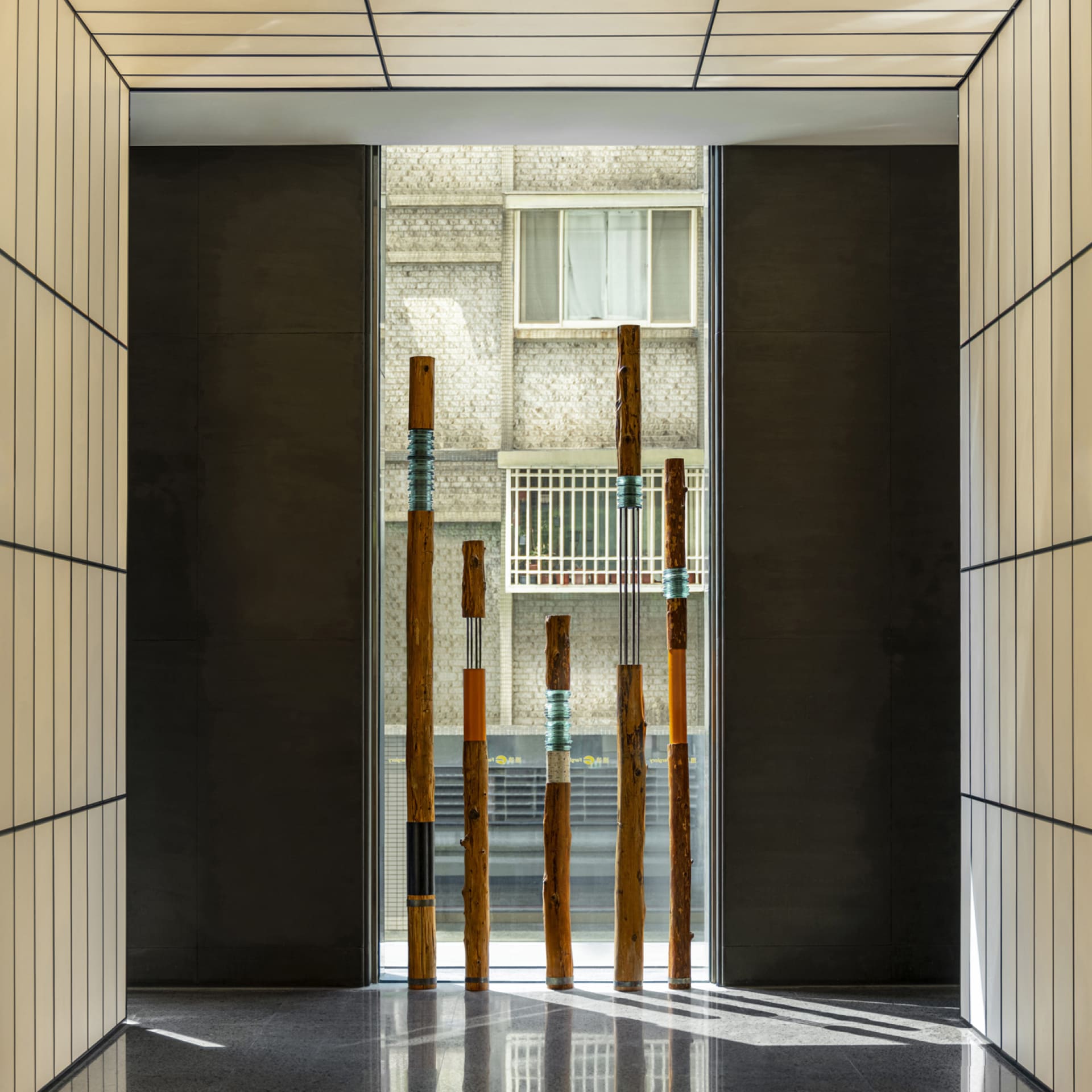 滲透光線的再生木樁